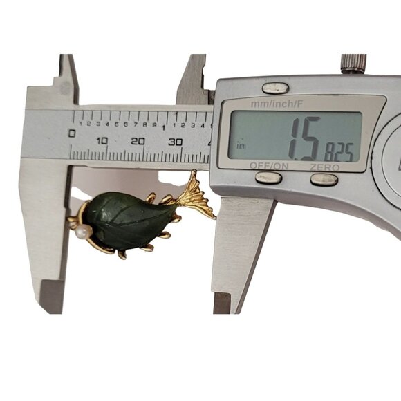 Gold Tone Carved Jade Genuine Pearl Fish Brooch Pin E800 - Picture 9 of 10